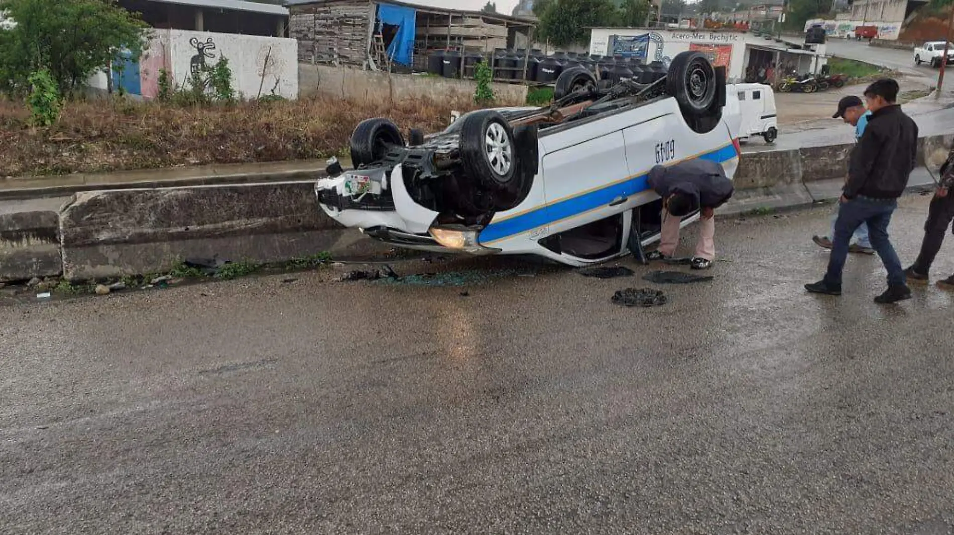 Taxi volcadura accidente